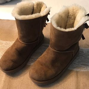 UGG Bailey bow big girl size 4